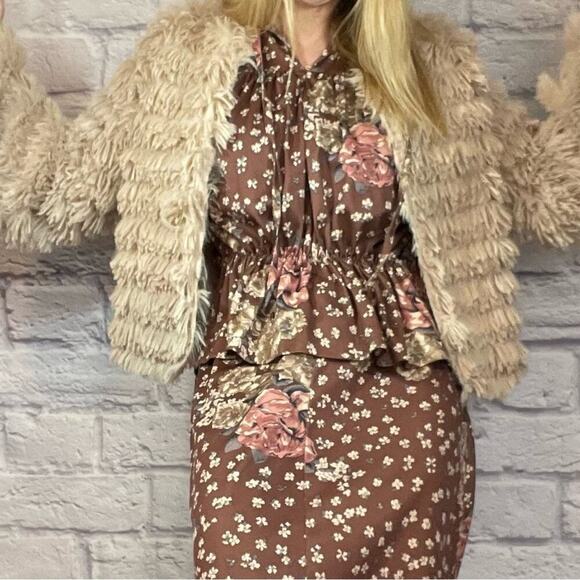 American Threads faux fur cropped bell sleeve jacket - Picture 2 of 9